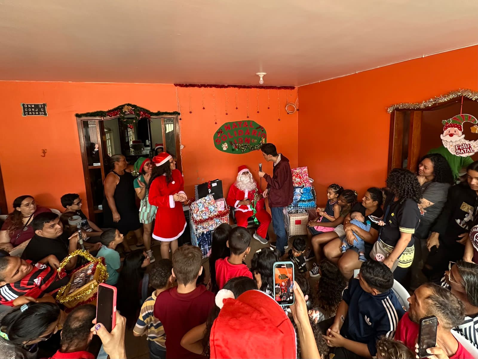 Kits de presentes e calçados organizados na sede